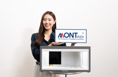 一位女士在展示新品牌和看似新的显示面板（图片来源：samsungdisplay.com）