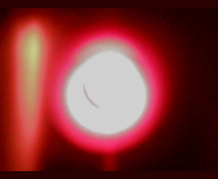 在低地球轨道上进行在轨测试时，Space Forge 在 ForgeStar-1 卫星上的微型制造炉内产生的明亮等离子体光芒。(来源：Space Forge）