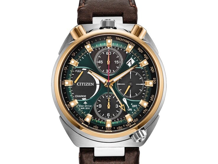 Citizen Promaster Tsuno Chrono Racer AV0104-06W，采用双色不锈钢表壳，祖母绿表盘，黑色计时副表盘，搭配棕色皮表带。