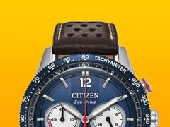 Citizen Racing 计时码表 CA4716-09L 的特写照片,展示了其蓝色测速表圈、深蓝色表盘(配有银色指针和刻度)、三个小表盘、红色中央秒针,以及在黄色背景衬托下的棕色镂空皮表带。