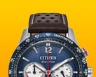 Citizen Racing 计时码表 CA4716-09L 的特写照片,展示了其蓝色测速表圈、深蓝色表盘(配有银色指针和刻度)、三个小表盘、红色中央秒针,以及在黄色背景衬托下的棕色镂空皮表带。