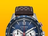 Citizen Racing 计时码表 CA4716-09L 的特写照片，展示了其蓝色测速表圈、深蓝色表盘（配有银色指针和刻度）、三个小表盘、红色中央秒针，以及在黄色背景衬托下的棕色镂空皮表带。
