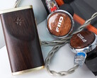 Fiio Snowsky Melody wooden DAC 支持使用 3.5 毫米和 4.4 毫米有线耳机播放高保真音频。(图片来源：Fiio）
