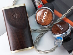 Fiio Snowsky Melody wooden DAC 支持使用 3.5 毫米和 4.4 毫米有线耳机播放高保真音频。(图片来源：Fiio）
