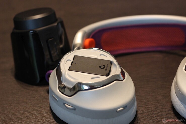 电池可以轻松取出,基站位于左侧