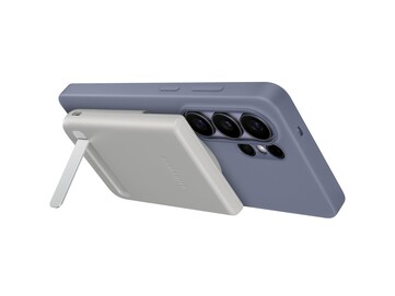 它还有一个可折叠的脚架,方便免提使用