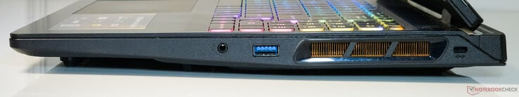 右：3.5 毫米组合音频插孔、USB 3.2 Gen1 Type-A、肯辛顿锁