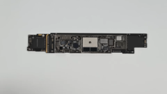iPad Pro 的 M4 处理器。(来源：iFixit via YouTube）