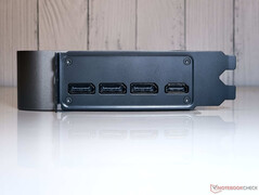 端口3x DisplayPort 2.1b 输出，1x HDMI 2.1b 输出