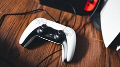 一张 PS5 手柄旁边放着 Nintendo Switch 的图片