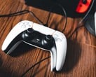 一张 PS5 手柄旁边放着 Nintendo Switch 的图片