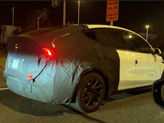 测试中的所谓加长版特斯拉 Model Y。(图片来源：Veo/X）