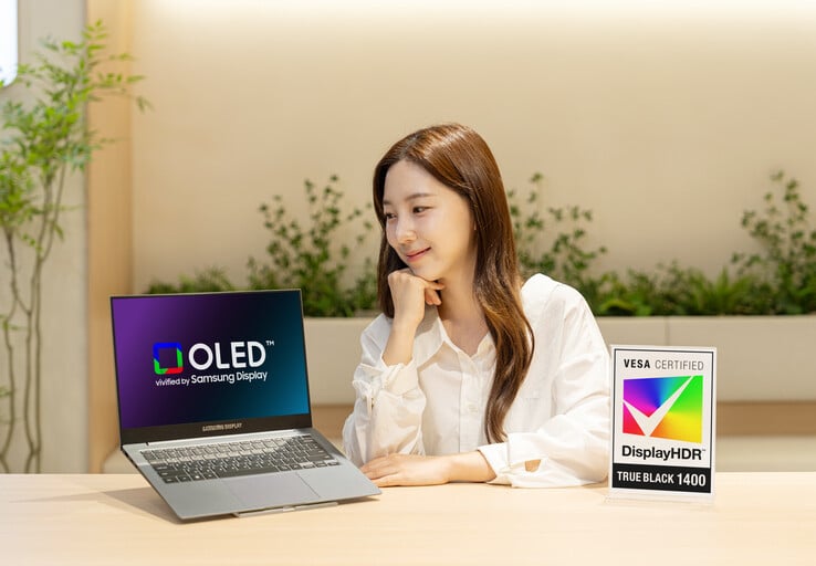 联想 Yoga Pro 9i Aura 版笔记本电脑搭载了三星显示(Samsung Display)获得 VESA DisplayHDR True Black 1400 认证的 OLED 面板。