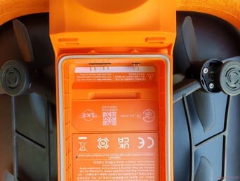 有一个湿度指示条(白色条状物)