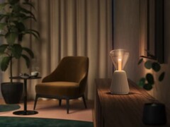 飞利浦 Hue Lightguide 灯泡现在可以变成台灯了。(图片来源：飞利浦 Hue）