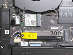 两块 M.2 2280 固态硬盘之一和 Wi-Fi 适配器