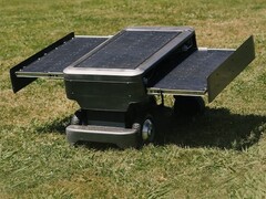 SunScout Pro机器人割草机内置太阳能电池板。(图片来源：SunScout)