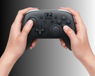 任天堂 Switch 2 Pro 控制器遭拆解，展示在手中（图片来源：任天堂美国公司，有编辑）