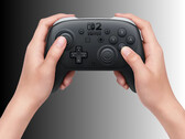 任天堂 Switch 2 Pro 控制器遭拆解，展示在手中（图片来源：任天堂美国公司，有编辑）