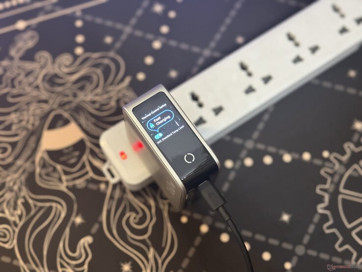 Ugreen Nexode Pro 160W 显示屏显示充电温度状态