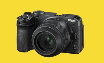 尼康为DX相机设计的第一支Nikkor prime镜头几乎没有在尼康Z30的机身手柄前伸出来。(图片来源：尼康)