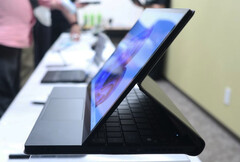 OneMix 5将支持多种姿势，包括Surface Laptop Studio仿制品。(图片来源：PC Watch）