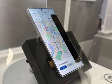 三星Galaxy 手机,采用较新版本的隐私显示屏,遮挡了约三分之一的屏幕。