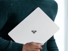 13 英寸的 Surface Laptop 是微软目前销售的最小款笔记本电脑。