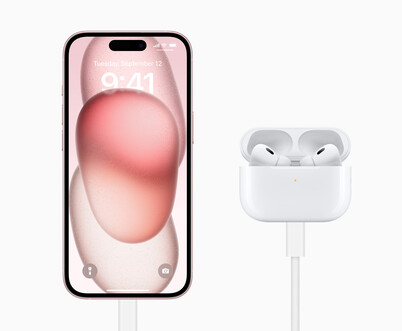 Airpods Pro 2 现在可以直接从 iPhone 15 充电（图片来源：Apple)