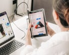 Single Flex Pro 的促销首发价为 1299 美元。图：展开的便携式显示器。