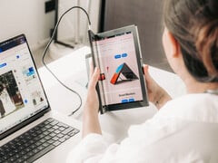 Single Flex Pro 的促销首发价为 1299 美元。图:展开的便携式显示器。