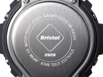 卡西欧G-Shock x F.C. Real Bristol DW-6900腕表镌刻不锈钢表背的特写,可见布里斯托尔徽标和“2026”字样。