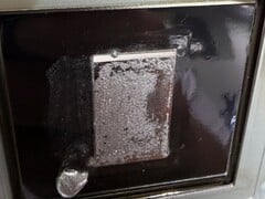 PS5的散热器同样无法免受镓腐蚀的长期影响,正如这处留下永久性疤痕的接触面所示。