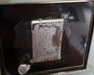 PS5的散热器同样无法免受镓腐蚀的长期影响,正如这处留下永久性疤痕的接触面所示。