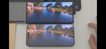 Galaxy S24 Ultra（上）与 iPhone 15 Pro Max（下）。(来源：Ice Universe on X）