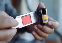 I'm Back Roll 只需几个简单的步骤,就能将模拟相机转换成数码相机。