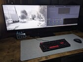 Innocn E49M1R 屏幕左侧显示一张技术图纸，右侧显示 DaVinci Resolve 软件界面。