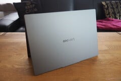 时尚、高品质：IdeaPad Slim 5 16 的机身令人印象深刻。(图片来源：Notebookcheck）
