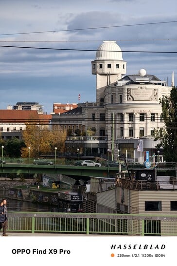 配备 10 倍变焦和远摄镜头的 Oppo Find X9 Pro。
