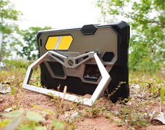 Tank Pad Ultra 是一款特别坚固的平板电脑，内置 1080p 投影仪。