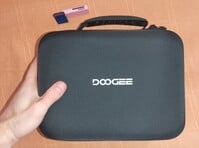 旅行箱、SD 卡和读卡器（图片来源：Sergey Tarasov - Notebookcheck）