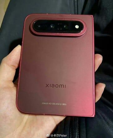 小米18 Fold的背面全景图。