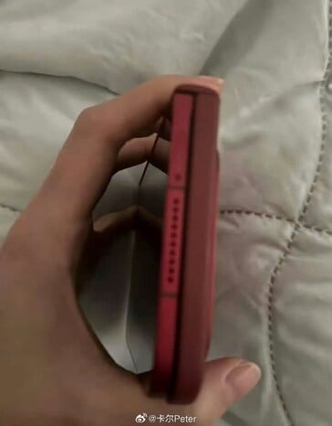 小米18 Fold的侧面视图。