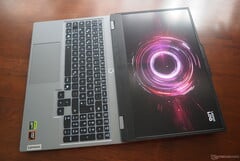 LOQ 15 和Legion 5 15 之间的选择取决于预算和需求（图片来源：Notebookcheck）。