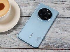 Honor Magic7 系列智能手机的显示屏尺寸均未低于 6.7 英寸，图为 Magic7 Pro。(图片来源：Notebookcheck）