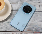Honor Magic7 系列智能手机的显示屏尺寸均未低于 6.7 英寸，图为 Magic7 Pro。(图片来源：Notebookcheck）