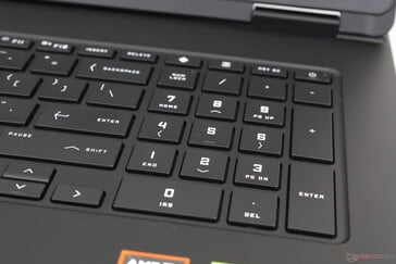 数字键盘相对宽敞,但方向键空间狭小