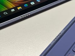 底部：键盘盖的 Pogo 引脚