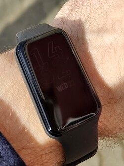 Amazfit Band 7的AMOLED显示屏在阳光下的可读性