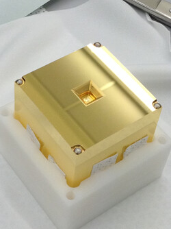 由黄金和铂金制成的立方体让引力波清晰可见。(来源：欧空局）